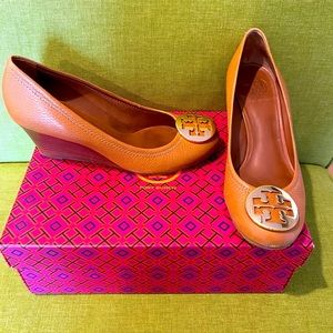 Tory Burch “Sally” tan and gold wedges-size 7